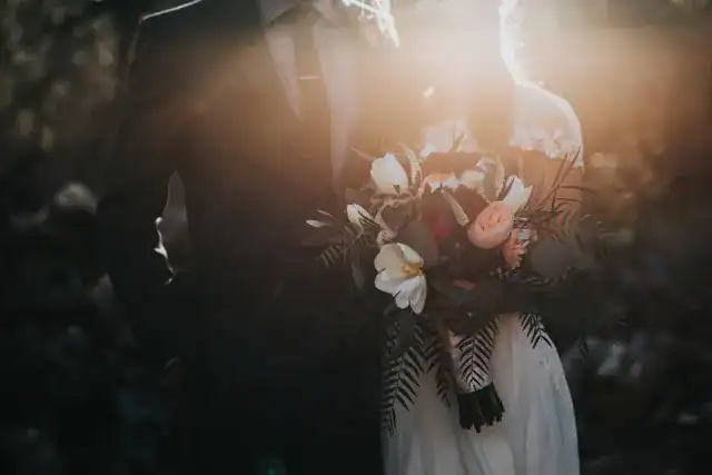 16-fun-wedding-photo-ideas-hero-image